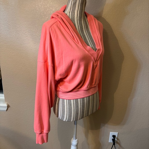 Free People Movement Hoodie XS Grand Slam Coral Pink Cropped V-Neck Ribbed Trim - Picture 6 of 15
